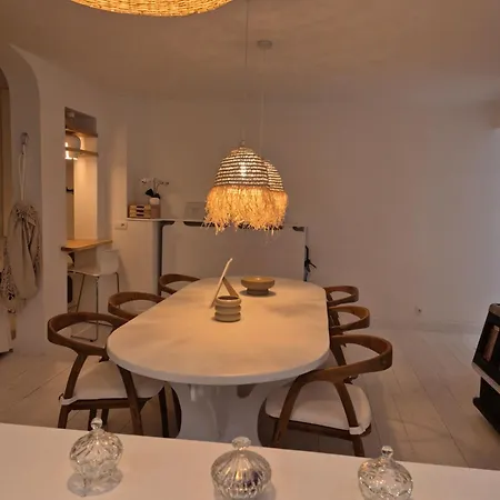 Chez Celeste - Luxueux Appartement De 100 M2, Design Et Aire De Jeux - A Proximite De La Gare Et De L'Aeroport!! Шарлеруа