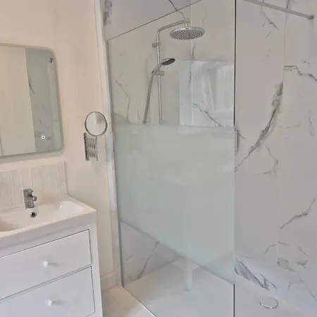 Chez Celeste - Luxueux Appartement De 100 M2, Design Et Aire De Jeux - A Proximite De La Gare Et De L'Aeroport!! *