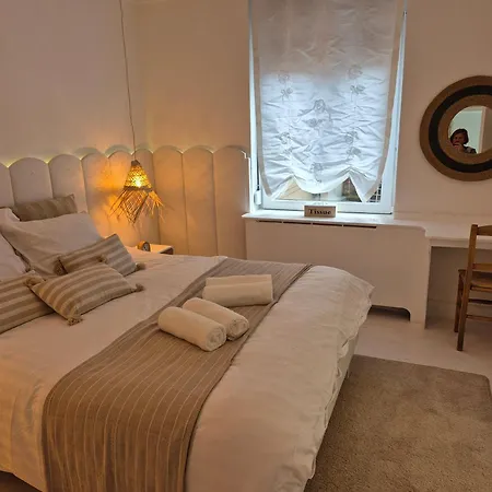 Chez Celeste - Luxueux Appartement De 100 M2, Design Et Aire De Jeux - A Proximite De La Gare Et De L'Aeroport!! שרלרואה