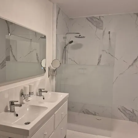 Chez Celeste - Luxueux Appartement De 100 M2, Design Et Aire De Jeux - A Proximite De La Gare Et De L'Aeroport!! * שרלרואה